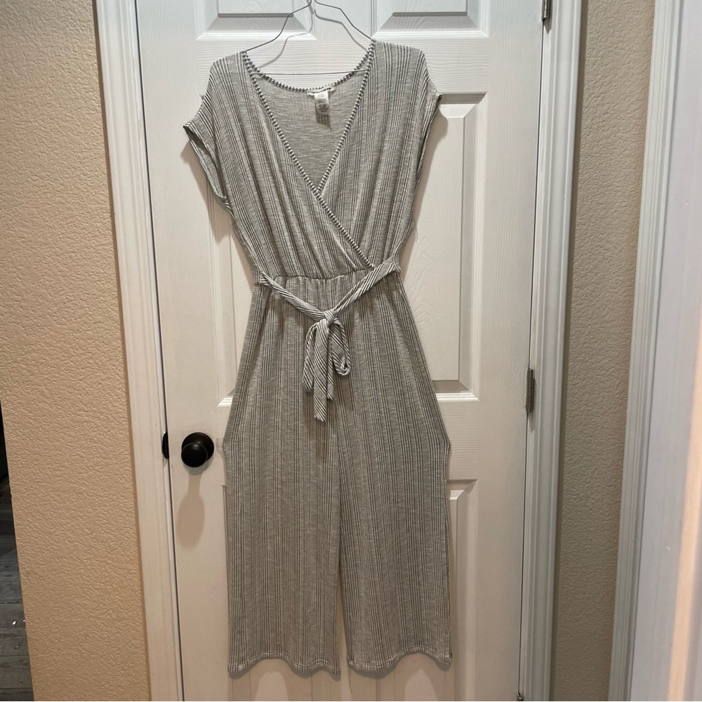 Super cute and flowy fit grey pantsuit made by the brand caution to the wind